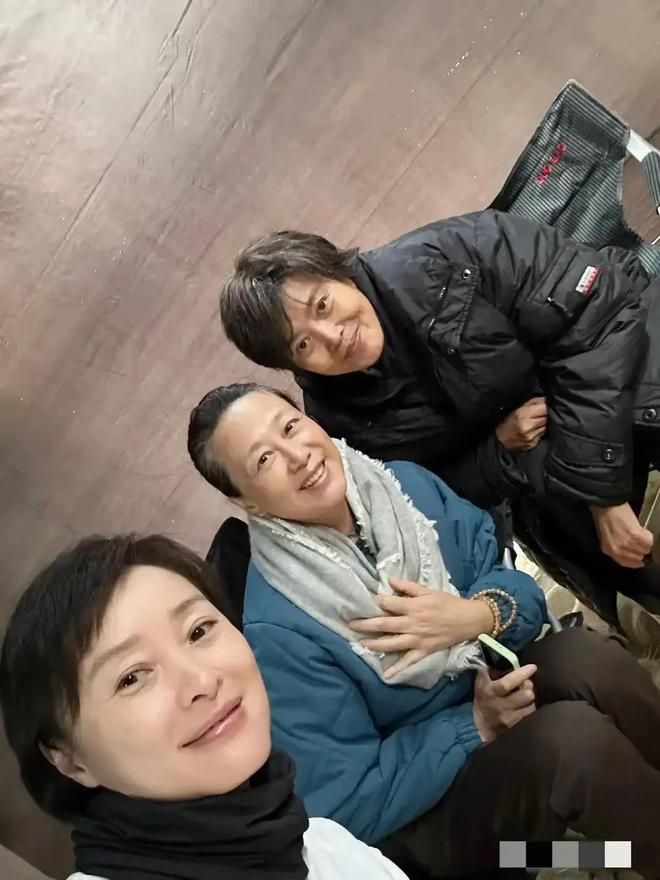 岁的吴玉芳比65岁丁嘉丽还显老吴越最年轻j9九游会网站入口三个女人海边玩耍62(图2)