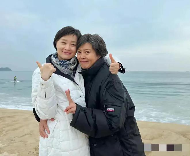 岁的吴玉芳比65岁丁嘉丽还显老吴越最年轻j9九游会网站入口三个女人海边玩耍62(图4)