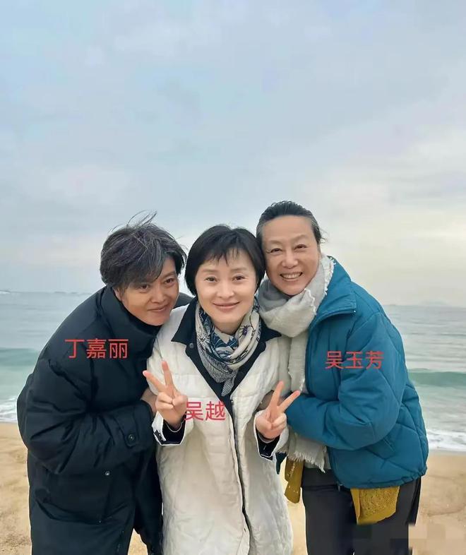 岁的吴玉芳比65岁丁嘉丽还显老吴越最年轻j9九游会网站入口三个女人海边玩耍62(图3)