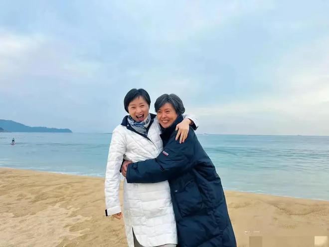 岁的吴玉芳比65岁丁嘉丽还显老吴越最年轻j9九游会网站入口三个女人海边玩耍62(图6)